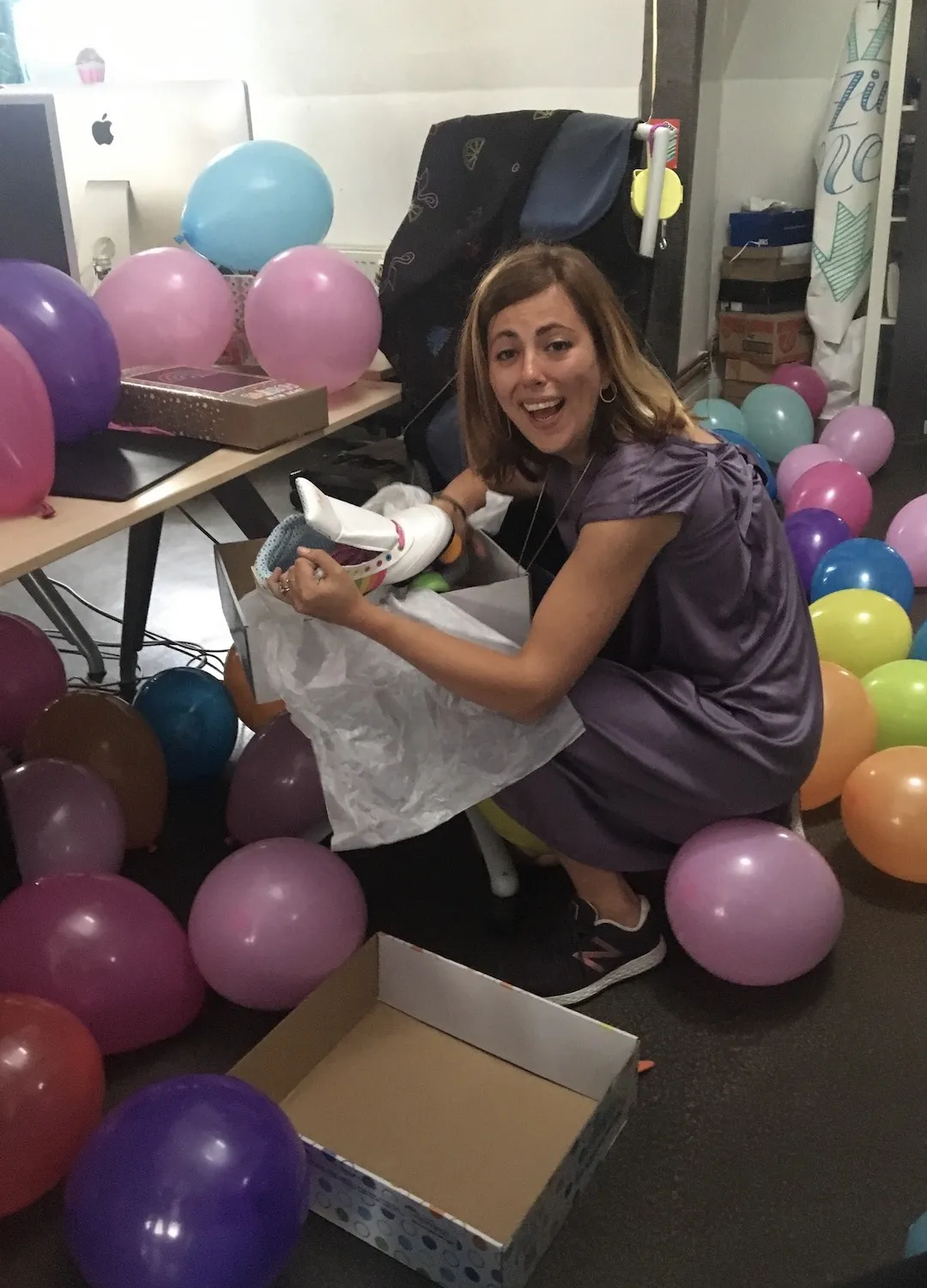 Cristina Cazacu în atelier, printre baloane